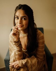 Mrunal Thakur Cute Images -149