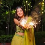 Diwali HD Images of Girls With Diya - Best Diwali Images